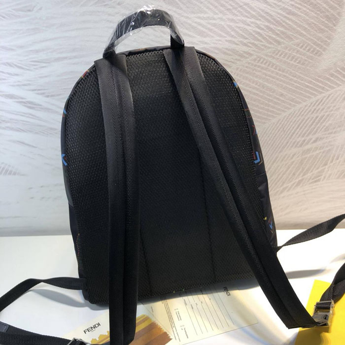 FENDI芬迪 SUPER BUGS 主題圖案 黏貼式膠質標章 輕巧型 款式背包 7043M59  fd1613