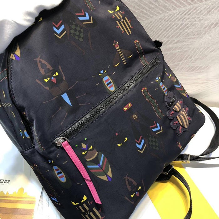 FENDI芬迪 SUPER BUGS 主題圖案 黏貼式膠質標章 輕巧型 款式背包 7043M59  fd1613