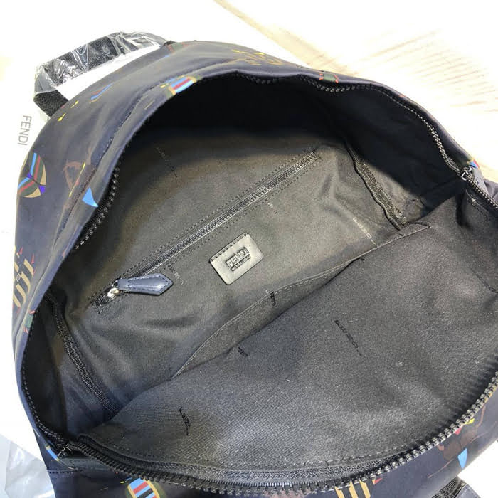 FENDI芬迪 SUPER BUGS 主題圖案 黏貼式膠質標章 輕巧型 款式背包 7043M59  fd1613