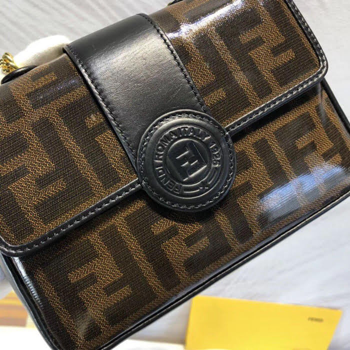 FENDI芬迪 棕色FF主題圖案 MICRO BAGUETTE系列手袋 時尚鏈條小包 277M58  fd1624