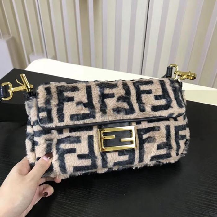 FENDI芬迪 絨毛繡字法棍包 可兩用 復古時尚挎包 款號7701  fd1641
