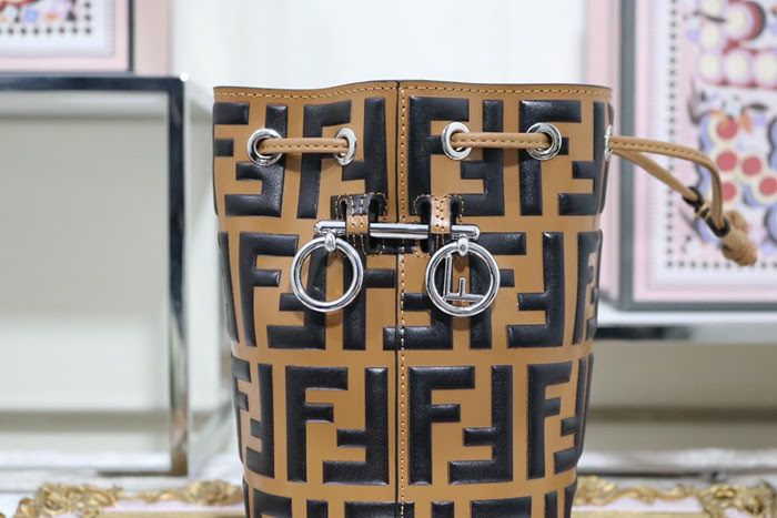 FENDI芬迪 原單 Fendi MINI BUCKET 牛皮時尚女包 可手提 亦可斜挎 F9006  fd1675