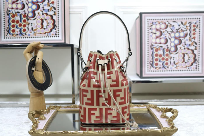 FENDI芬迪 原單 Fendi MINI BUCKET 牛皮時尚女包 可手提 亦可斜挎 F6030  fd1677