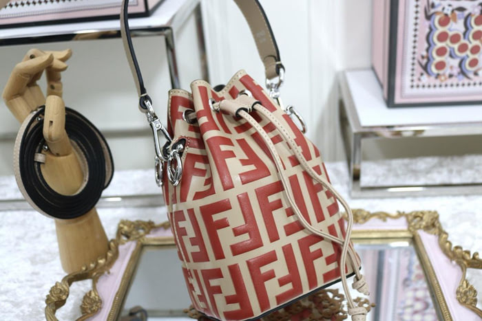 FENDI芬迪 原單 Fendi MINI BUCKET 牛皮時尚女包 可手提 亦可斜挎 F6030  fd1677