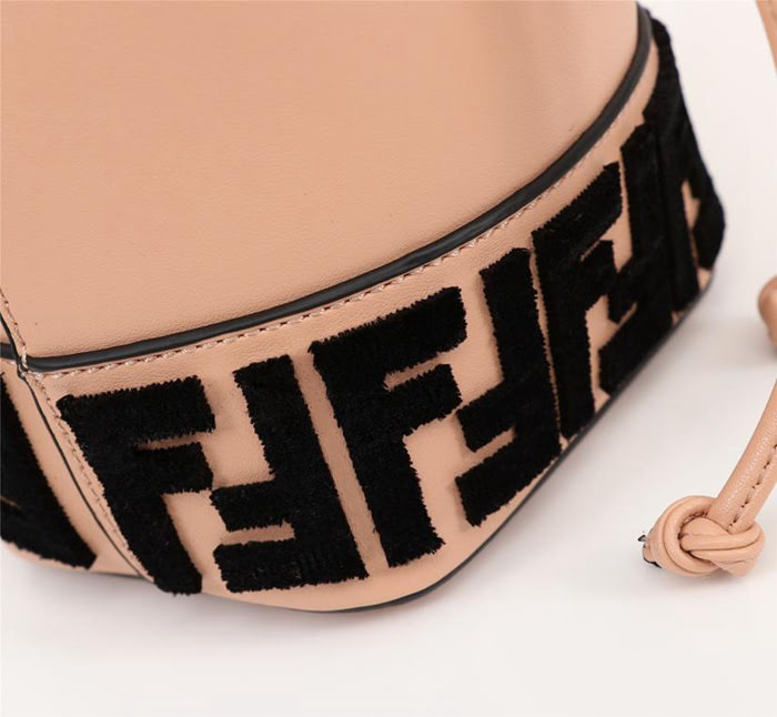 FENDI芬迪 升級版 Fendi 新款桶包 底部繡雙F 袋口收縮 單肩斜挎水桶包  fd1778