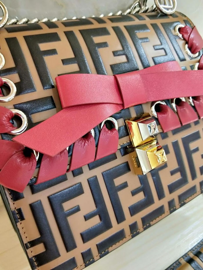 FENDI芬迪 火爆全球雙FF小號 原單品質 進口頭層牛皮 壓花斜背包  fd1804