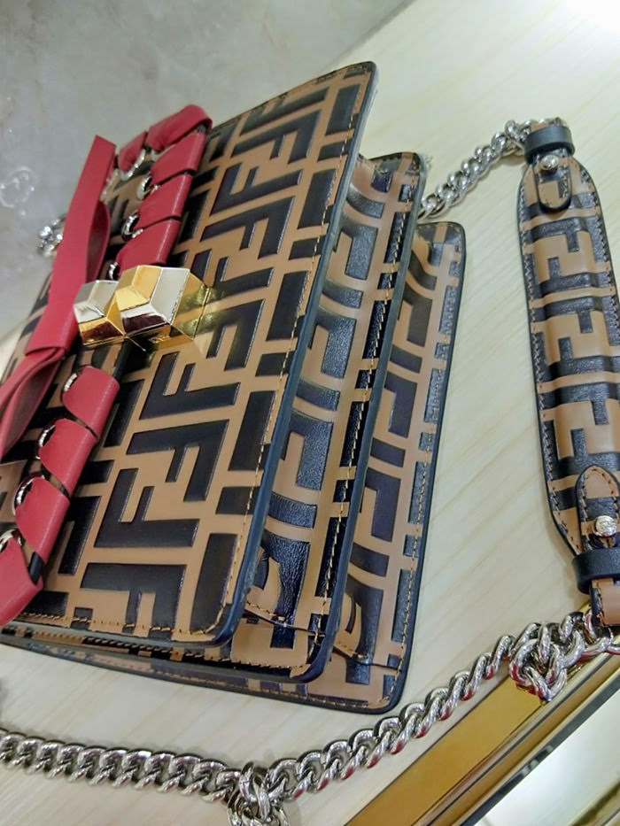 FENDI芬迪 火爆全球雙FF小號 原單品質 進口頭層牛皮 壓花斜背包  fd1804