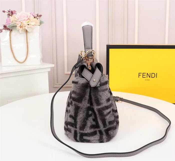 FENDI芬迪 小號新款 對版之作 百分百羊毛 包身短羊毛 經典拼色條紋雙F圖案 女款手提斜挎包  fd1826