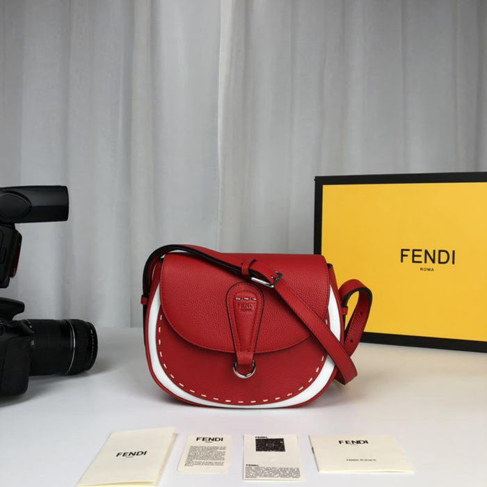 FENDI芬迪 原單爆款 休閒時尚 小斜挎馬鞍包  fd1874