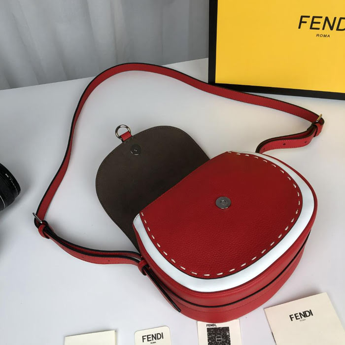 FENDI芬迪 原單爆款 休閒時尚 小斜挎馬鞍包  fd1874