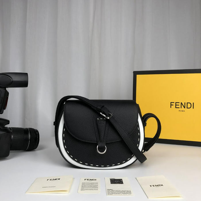 FENDI芬迪 原單爆款 休閒時尚 小斜挎馬鞍包  fd1876
