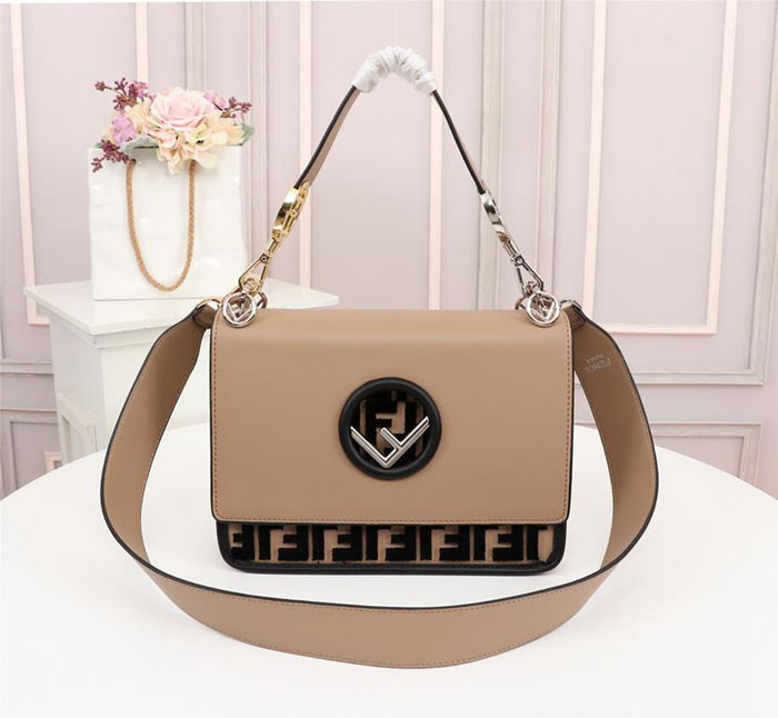 FENDI芬迪 FENDI KAN I手袋 飾以最新FENDI F LOGO 經典雙F圖案 可斜背或手拿  fd1896