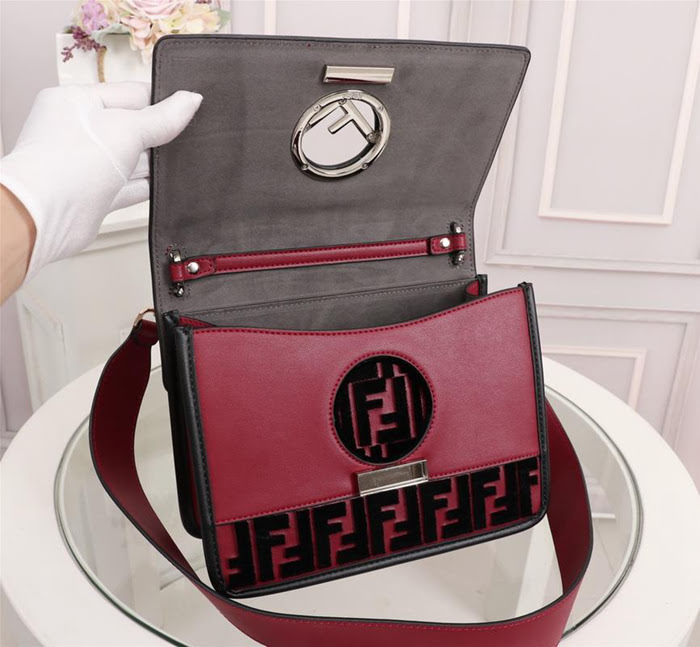 FENDI芬迪 FENDI KAN I手袋 飾以最新FENDI F LOGO 經典雙F圖案 可斜背或手拿  fd1897