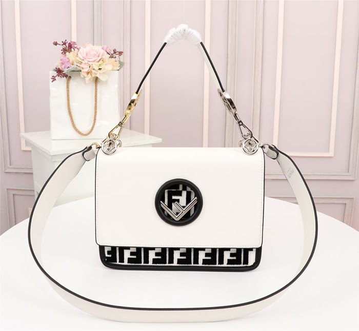 FENDI芬迪 FENDI KAN I手袋 飾以最新FENDI F LOGO 經典雙F圖案 可斜背或手拿  fd1900