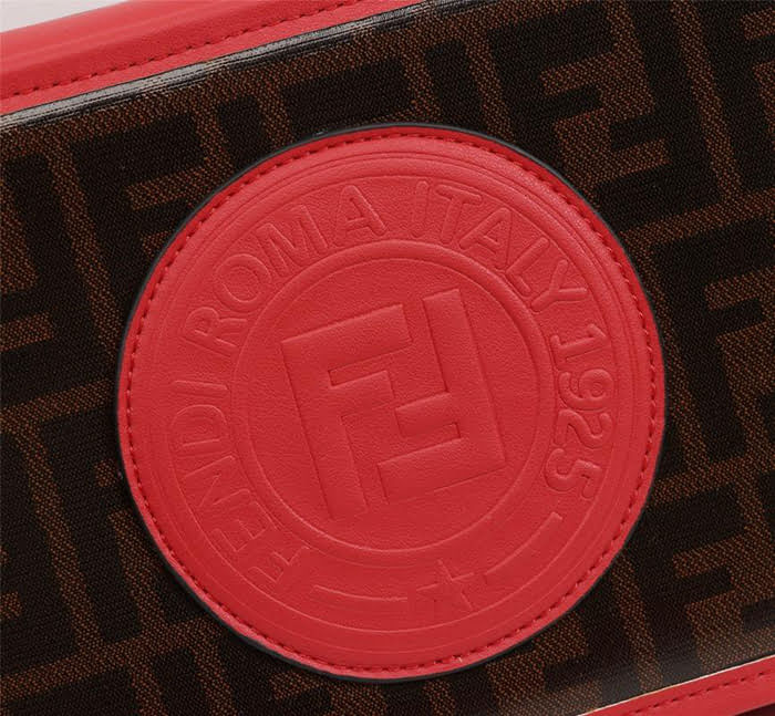 FENDI芬迪 官方最新相機包 專櫃對版 小牛皮斜挎小包  fd1902