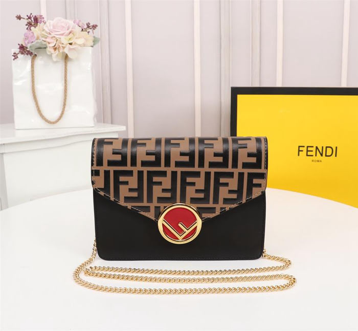FENDI芬迪 新款 時尚百搭 鏈條斜挎包 也可以當手抓包  fd1915