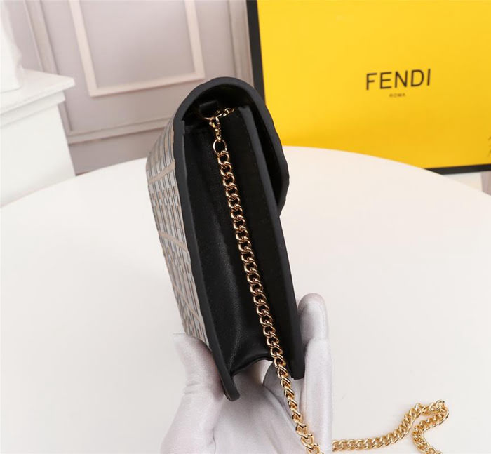 FENDI芬迪 新款 時尚百搭 鏈條斜挎包 也可以當手抓包  fd1915