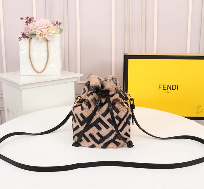 FENDI芬迪 雙F經典款 Fendi MINI BUCKET 字母繡 可手提 亦可斜挎  fd1917