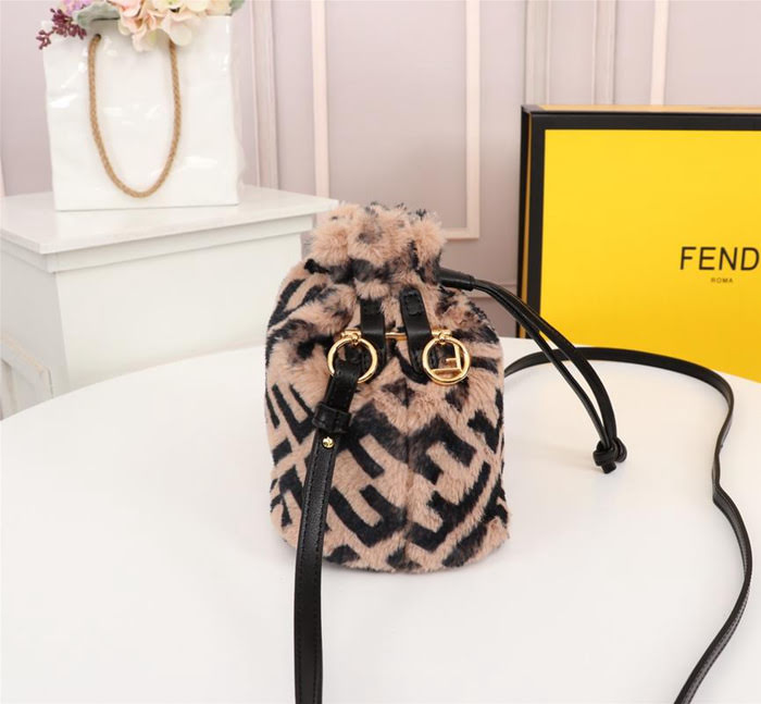 FENDI芬迪 雙F經典款 Fendi MINI BUCKET 字母繡 可手提 亦可斜挎  fd1917