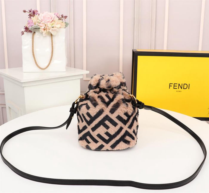 FENDI芬迪 雙F經典款 Fendi MINI BUCKET 字母繡 可手提 亦可斜挎  fd1917