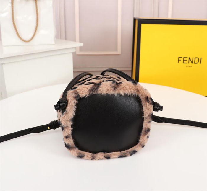 FENDI芬迪 雙F經典款 Fendi MINI BUCKET 字母繡 可手提 亦可斜挎  fd1917