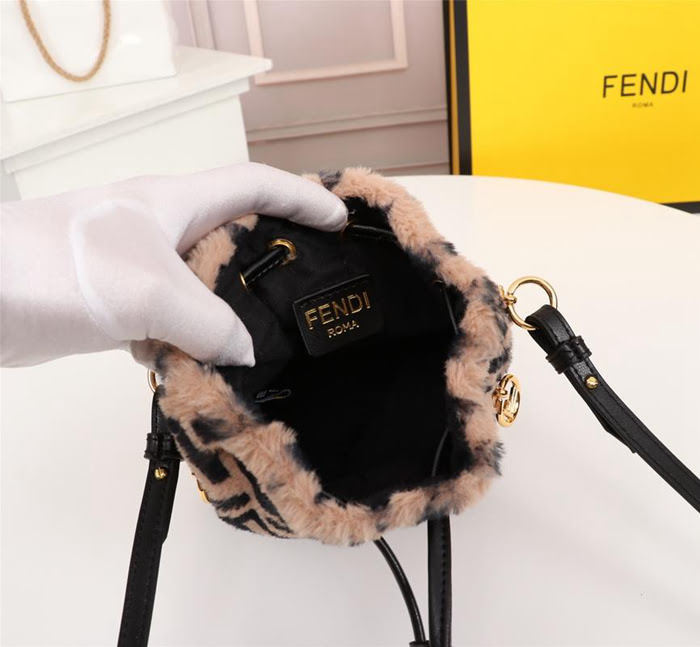 FENDI芬迪 雙F經典款 Fendi MINI BUCKET 字母繡 可手提 亦可斜挎  fd1917
