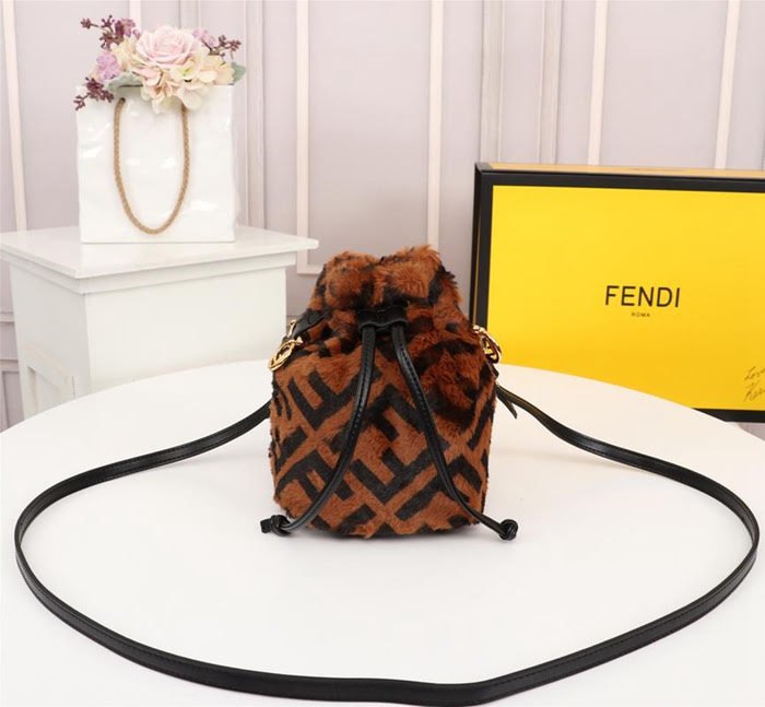 FENDI芬迪 雙F經典款 Fendi MINI BUCKET 字母繡 可手提 亦可斜挎  fd1918