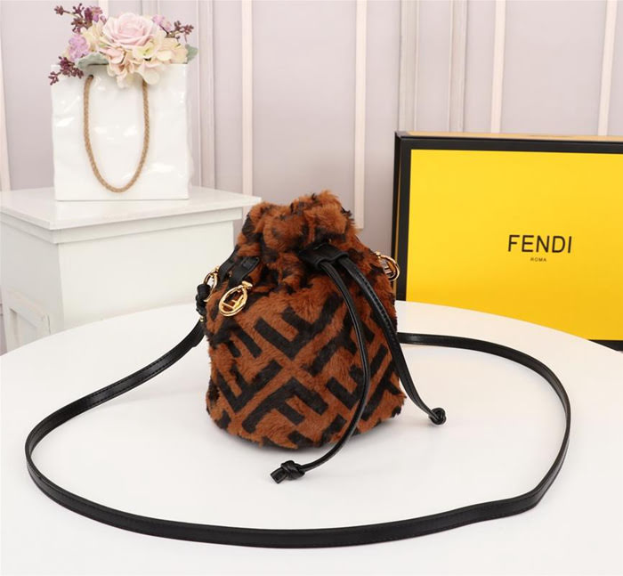 FENDI芬迪 雙F經典款 Fendi MINI BUCKET 字母繡 可手提 亦可斜挎  fd1918