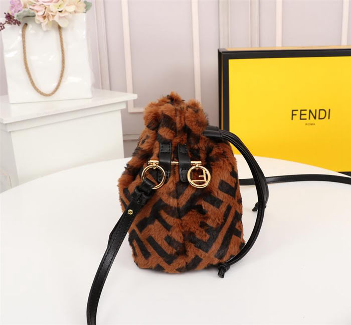 FENDI芬迪 雙F經典款 Fendi MINI BUCKET 字母繡 可手提 亦可斜挎  fd1918