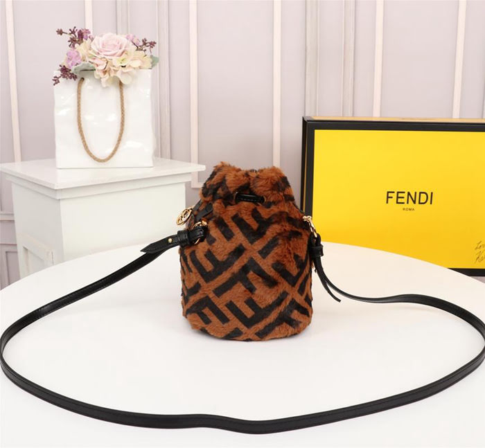 FENDI芬迪 雙F經典款 Fendi MINI BUCKET 字母繡 可手提 亦可斜挎  fd1918