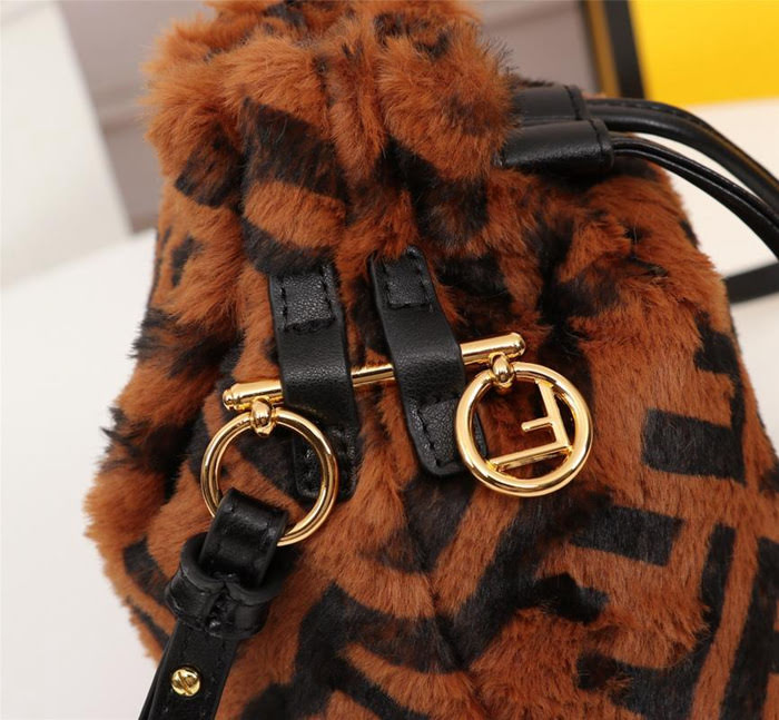 FENDI芬迪 雙F經典款 Fendi MINI BUCKET 字母繡 可手提 亦可斜挎  fd1918