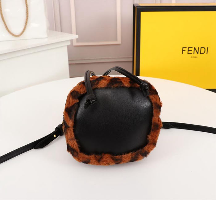FENDI芬迪 雙F經典款 Fendi MINI BUCKET 字母繡 可手提 亦可斜挎  fd1918