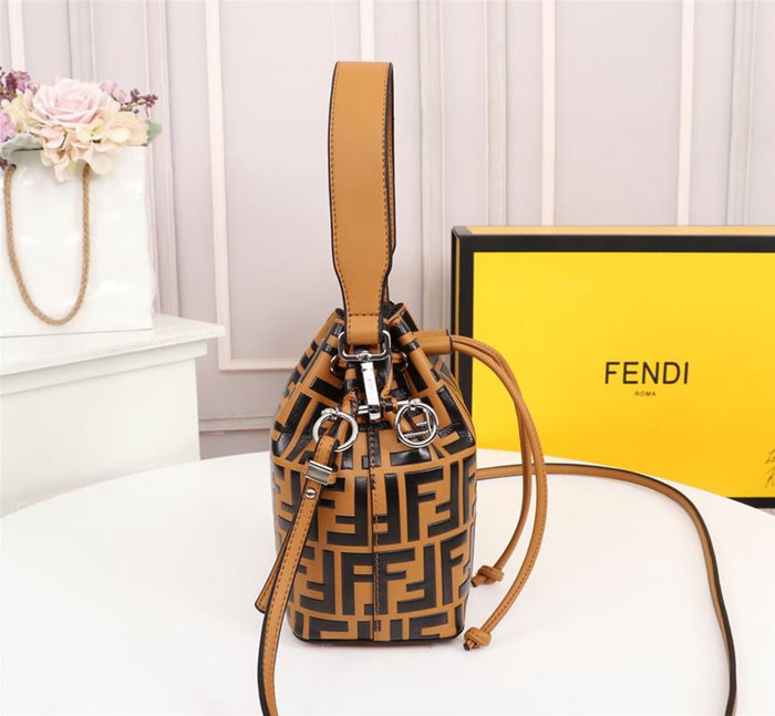 FENDI芬迪 雙F經典款 Fendi MINI BUCKET 字母繡 可手提 亦可斜挎  fd1924