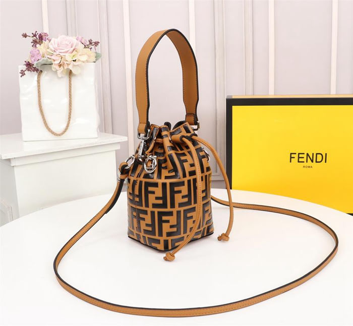 FENDI芬迪 雙F經典款 Fendi MINI BUCKET 字母繡 可手提 亦可斜挎  fd1924