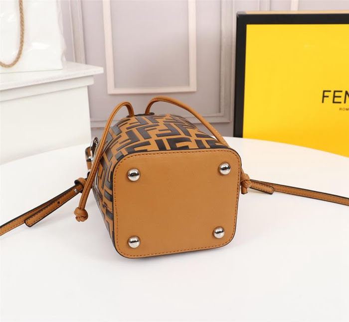 FENDI芬迪 雙F經典款 Fendi MINI BUCKET 字母繡 可手提 亦可斜挎  fd1924