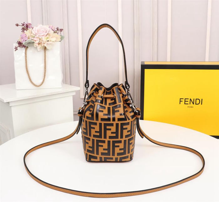 FENDI芬迪 雙F經典款 Fendi MINI BUCKET 字母繡 可手提 亦可斜挎  fd1924