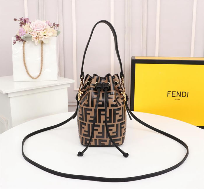 FENDI芬迪 雙F經典款 Fendi MINI BUCKET 字母繡 可手提 亦可斜挎  fd1925