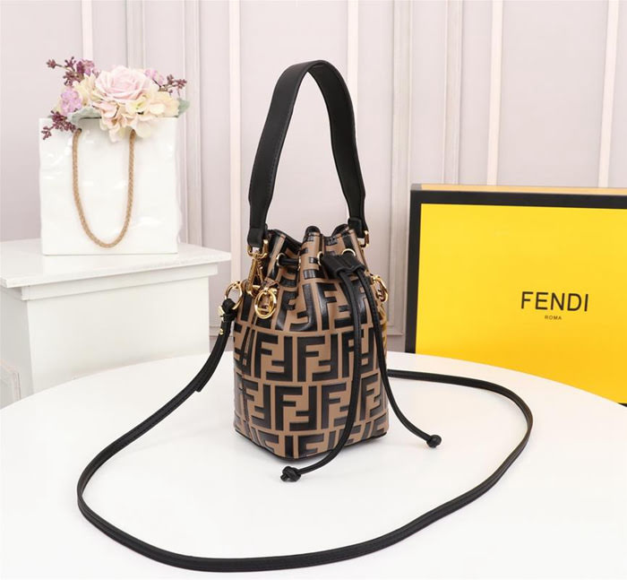 FENDI芬迪 雙F經典款 Fendi MINI BUCKET 字母繡 可手提 亦可斜挎  fd1925