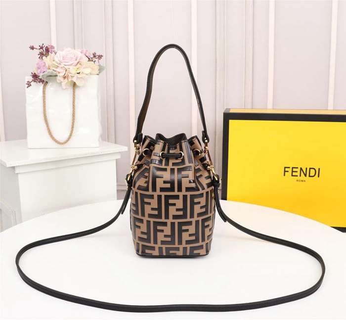 FENDI芬迪 雙F經典款 Fendi MINI BUCKET 字母繡 可手提 亦可斜挎  fd1925