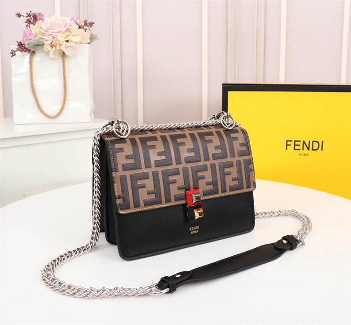 FENDI芬迪 全新長方形Logo模式 滿滿的F字母 鏈條斜背包 8826小號  fd1938