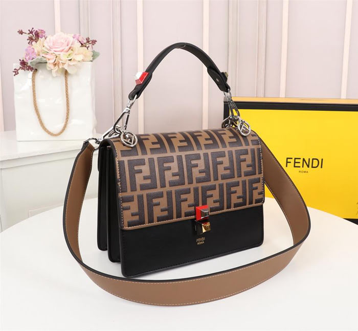 FENDI芬迪 全新長方形Logo模式 滿滿的F字母 鏈條斜背包 8826小號  fd1939