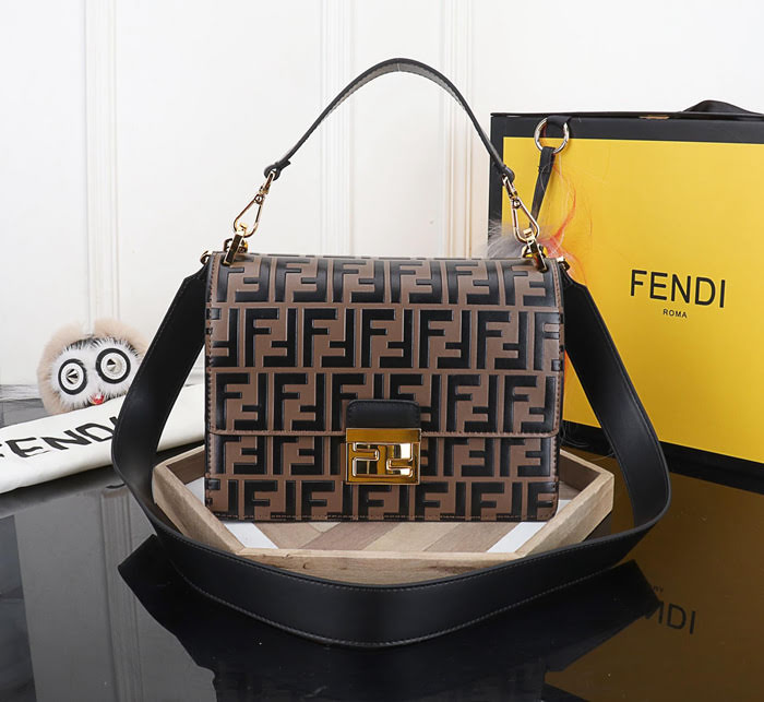 FENDI芬迪 新款 原版牛皮 原版五金 時尚女包 可斜背或手拿 5577  fd1971