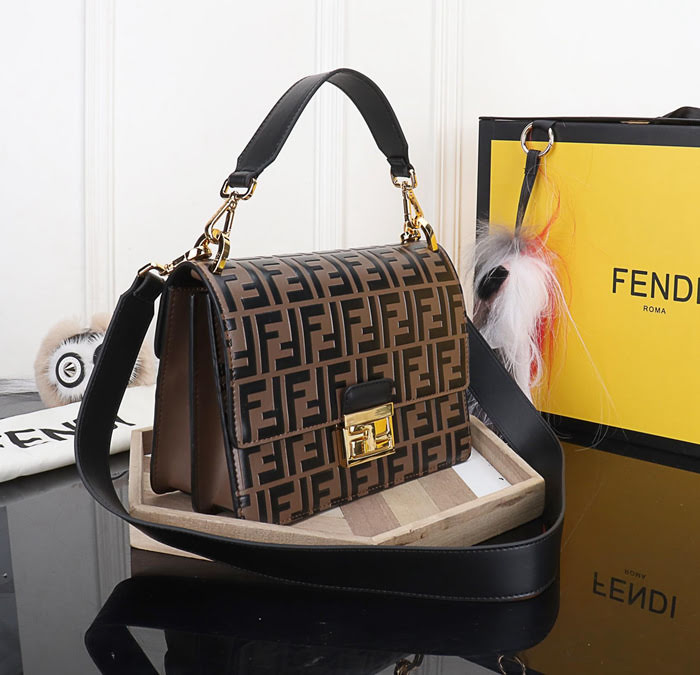 FENDI芬迪 新款 原版牛皮 原版五金 時尚女包 可斜背或手拿 5577  fd1971