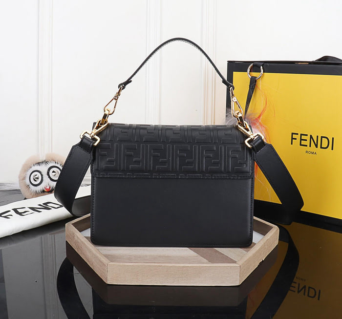 FENDI芬迪 新款 原版牛皮 原版五金 時尚女包 可斜背或手拿 5577  fd1973