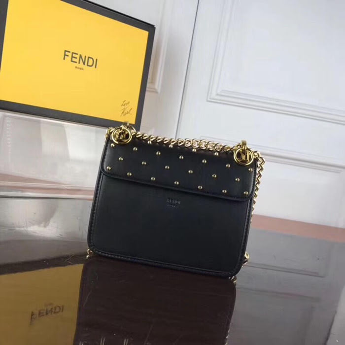 FENDI芬迪 最新翻蓋中號手袋 火熱 官網主推 新品 F扣端手提短帶 可斜背或手拿 8806  fd1987