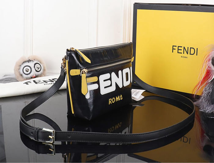 FENDI芬迪 新款 芬迪小斜小巧手袋 棕色FF主題圖案斜背包 7705  fd1993