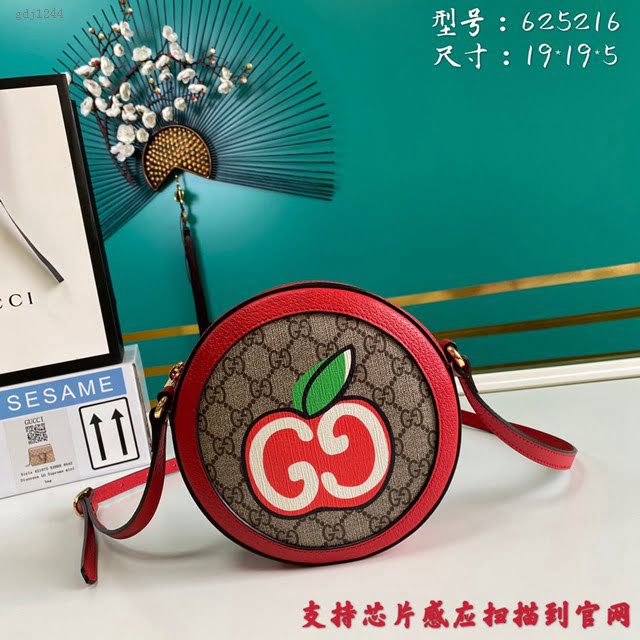 Gucci古馳包包 G家新款女包 晶片版 款號:625216 古奇圓形小斜挎包  gdj1244