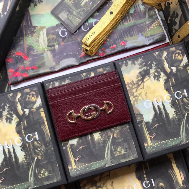 Gucci包 古馳卡包 570679 酒紅全皮 2019新款 互扣式馬銜扣 Gucci粒面皮革單卡包  gudj1452