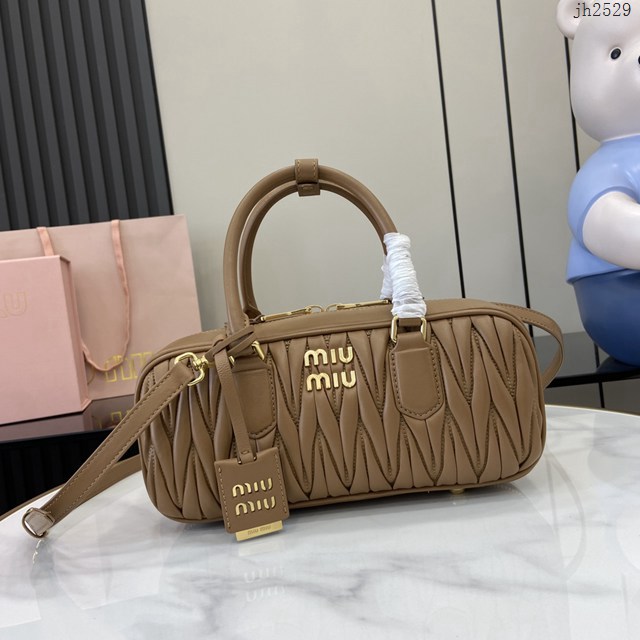 miumiu繆繆專櫃最新款Arcadie牛皮革中號保齡球手提包斜挎包 jh2529型號：5BB148