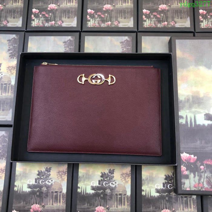 GUCCI古馳 2019新款 Zumi系列 粒面皮革 互扣式G馬銜扣 拉鏈 女款手拿包 570728 棗紅  ydgq3277